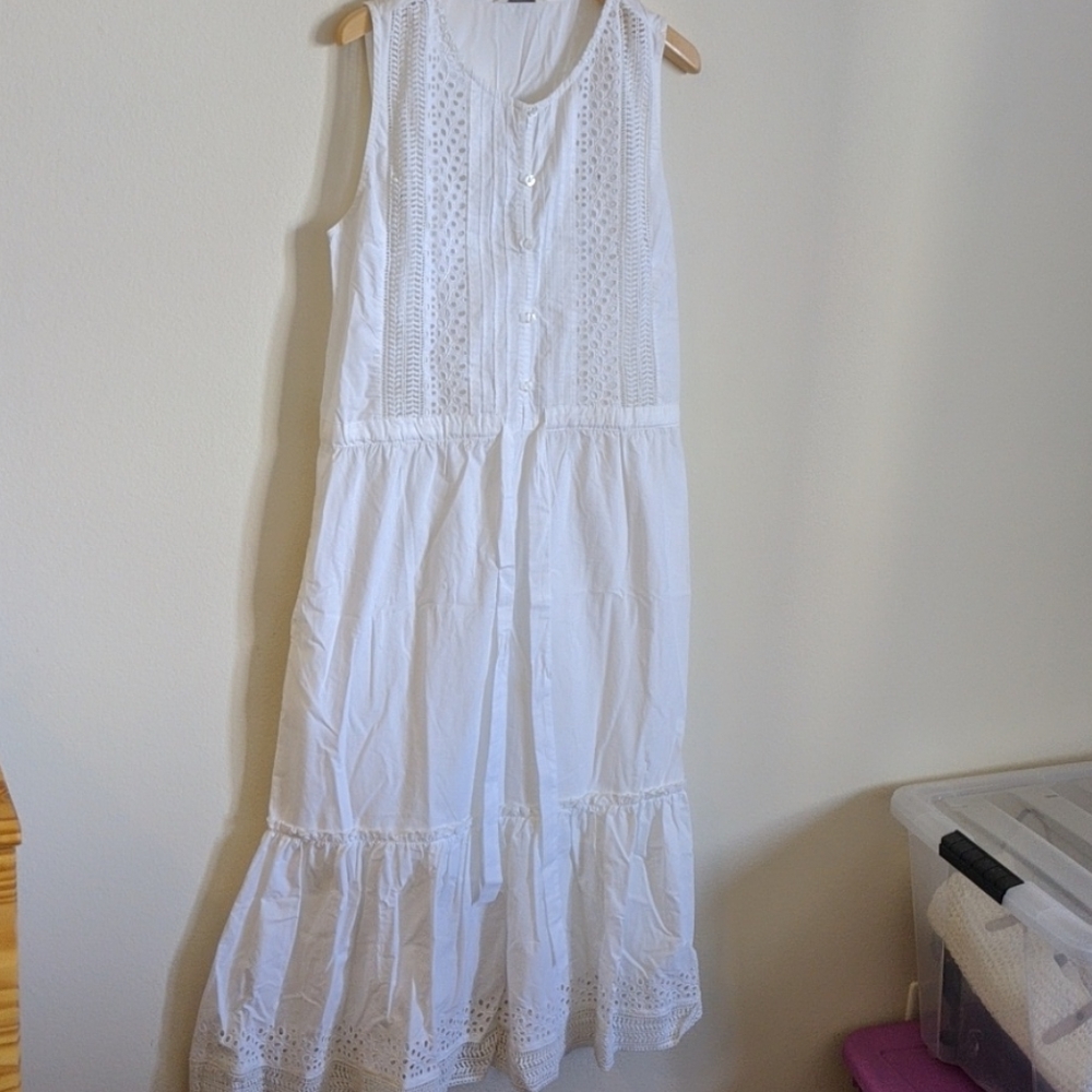 Eyelet and lace sleeveless dress